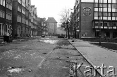 1.05.1982, Gdańsk, Polska.
Stan wojenny. Ulica, na której toczyły się walki manifestantów z ZOMO. Na asfalcie widać puszki po gazie.
Fot. Stanisław Składanowski, zbiory Ośrodka KARTA