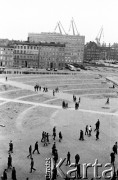 Lata 80., Gdańsk, Polska.
Tłum pod Pomnikiem Poległych Stoczniowców.
Fot. Stanisław Składanowski, zbiory Ośrodka KARTA
