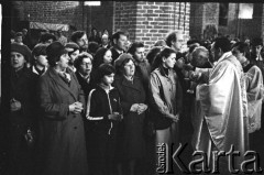 Lata 80., Gdańsk, Polska.
Ksiądz Henryk Jankowski udziela Komunii Świętej wiernym zgromadzonym w Kościele św. Brygidy w Gdańsku.
Fot. Stanisław Składanowski, zbiory Ośrodka KARTA
