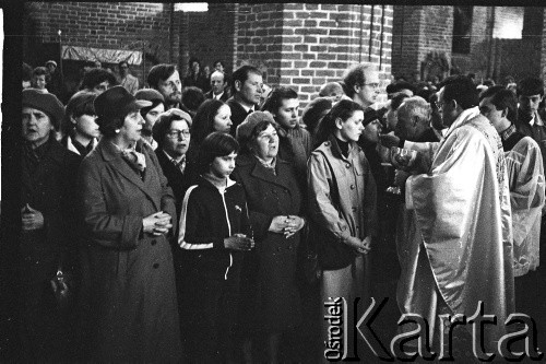 Lata 80., Gdańsk, Polska.
Ksiądz Henryk Jankowski udziela Komunii Świętej wiernym zgromadzonym w Kościele św. Brygidy w Gdańsku.
Fot. Stanisław Składanowski, zbiory Ośrodka KARTA
