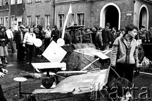 1.05.1982, Gdansk, Polska.
Stan wojenny. Starcia z milicją na ul. Szerokiej. 
Fot. Stanisław Składanowski, zbiory Ośrodka KARTA
