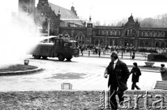 1.05.1982, Gdańsk, Polska.
Stan wojenny. Starcia uliczne opozycjonistów i milicji. Armatka wodna celuje w demonstrantów. W głębi widać budynek Dworca Głównego.
Fot. Stanisław Składanowski, zbiory Ośrodka KARTA