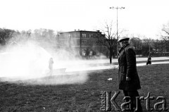 1.05.1982, Gdańsk, Polska.
Stan wojenny. Starcia uliczne opozycjonistów i milicji. Armatka wodna celuje w demonstrantów.
Fot. Stanisław Składanowski, zbiory Ośrodka KARTA