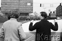 1.05.1982, Gdańsk, Polska.
Stan wojenny. Ulice Gdańska w dniu starć ulicznych opozycjonistów i milicji - demonstranci z flagą, w głębi kordon milicji i samochód z armatkami wodnymi.
Fot. Stanisław Składanowski, zbiory Ośrodka KARTA
