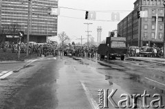 1.05.1982, Gdańsk, Polska.
Stan wojenny. Ulice Gdańska w dniu starć ulicznych opozycjonistów i milicji. W głębi widać kordon milicji i samochód z armatkami wodnymi.
Fot. Stanisław Składanowski, zbiory Ośrodka KARTA
