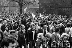 1.05.1982, Gdańsk, Polska.
Stan wojenny. Niezależna demonstracja.
Fot. Stanisław Składanowski, zbiory Ośrodka KARTA
