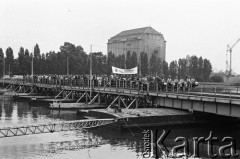 Sierpień 1988, Gdańsk, Polska.
Regionalna Komisja Koordynacyjna NSZZ „Solidarność” wezwała do rozpoczęcia strajku w całym Regionie Gdańskim. 