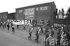 Sierpień 1988, Gdańsk, Polska.
Regionalna Komisja Koordynacyjna NSZZ „Solidarność” wezwała do rozpoczęcia strajku w całym Regionie Gdańskim. 