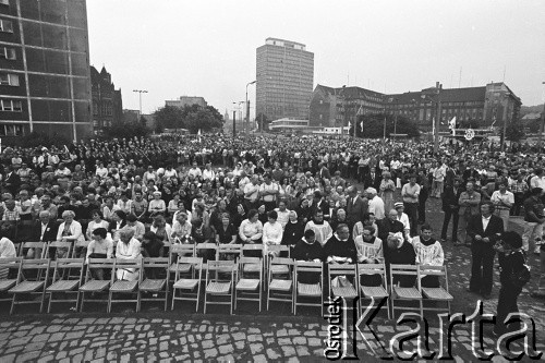 Sierpień 1988, Gdańsk, Polska.
Regionalna Komisja Koordynacyjna NSZZ „Solidarność” wezwała do rozpoczęcia strajku w całym Regionie Gdańskim. 