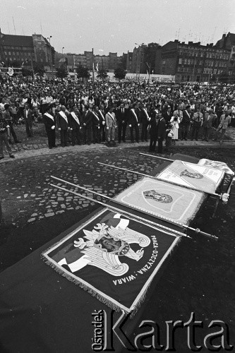 Sierpień 1988, Gdańsk, Polska.
Regionalna Komisja Koordynacyjna NSZZ „Solidarność” wezwała do rozpoczęcia strajku w całym Regionie Gdańskim. 