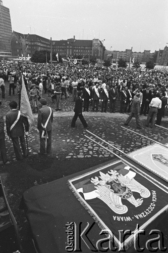 Sierpień 1988, Gdańsk, Polska.
Regionalna Komisja Koordynacyjna NSZZ „Solidarność” wezwała do rozpoczęcia strajku w całym Regionie Gdańskim. 