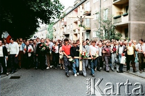 Sierpień 1988, Gdańsk, Polska.
Regionalna Komisja Koordynacyjna NSZZ „Solidarność” wezwała do rozpoczęcia strajku w całym Regionie Gdańskim. 