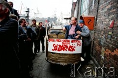 Sierpień 1988, Gdańsk, Polska.
Regionalna Komisja Koordynacyjna NSZZ „Solidarność” wezwała do rozpoczęcia strajku w całym Regionie Gdańskim. 