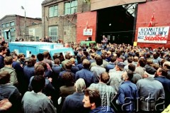 Sierpień 1988, Gdańsk, Polska.
Regionalna Komisja Koordynacyjna NSZZ „Solidarność” wezwała do rozpoczęcia strajku w całym Regionie Gdańskim. 