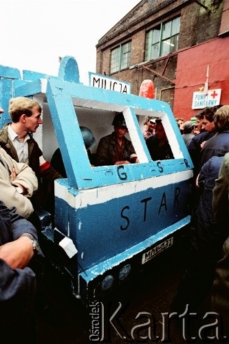 Sierpień 1988, Gdańsk, Polska.
Regionalna Komisja Koordynacyjna NSZZ „Solidarność” wezwała do rozpoczęcia strajku w całym Regionie Gdańskim. 
