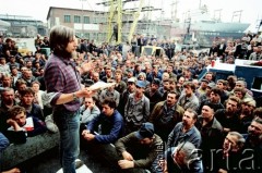Sierpień 1988, Gdańsk, Polska.
Regionalna Komisja Koordynacyjna NSZZ „Solidarność” wezwała do rozpoczęcia strajku w całym Regionie Gdańskim. 