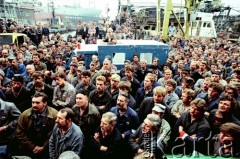 Sierpień 1988, Gdańsk, Polska.
Regionalna Komisja Koordynacyjna NSZZ „Solidarność” wezwała do rozpoczęcia strajku w całym Regionie Gdańskim. 
