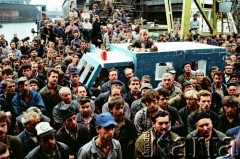 Sierpień 1988, Gdańsk, Polska.
Regionalna Komisja Koordynacyjna NSZZ „Solidarność” wezwała do rozpoczęcia strajku w całym Regionie Gdańskim. 