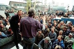 Sierpień 1988, Gdańsk, Polska.
Regionalna Komisja Koordynacyjna NSZZ „Solidarność” wezwała do rozpoczęcia strajku w całym Regionie Gdańskim. 