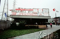 Sierpień 1988, Gdańsk, Polska.
Regionalna Komisja Koordynacyjna NSZZ „Solidarność” wezwała do rozpoczęcia strajku w całym Regionie Gdańskim. 