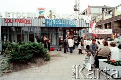 Sierpień 1988, Gdańsk, Polska.
Regionalna Komisja Koordynacyjna NSZZ „Solidarność” wezwała do rozpoczęcia strajku w całym Regionie Gdańskim. 
