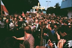 Sierpień 1988, Gdańsk, Polska.
Regionalna Komisja Koordynacyjna NSZZ „Solidarność” wezwała do rozpoczęcia strajku w całym Regionie Gdańskim. 