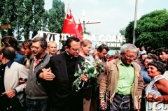 Sierpień 1988, Gdańsk, Polska.
Regionalna Komisja Koordynacyjna NSZZ „Solidarność” wezwała do rozpoczęcia strajku w całym Regionie Gdańskim. 