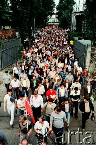 Sierpień 1988, Gdańsk, Polska.
Regionalna Komisja Koordynacyjna NSZZ „Solidarność” wezwała do rozpoczęcia strajku w całym Regionie Gdańskim. 