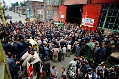 Sierpień 1988, Gdańsk, Polska.
Regionalna Komisja Koordynacyjna NSZZ „Solidarność” wezwała do rozpoczęcia strajku w całym Regionie Gdańskim. 