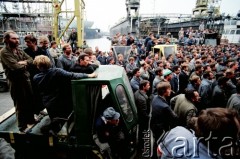 Sierpień 1988, Gdańsk, Polska.
Regionalna Komisja Koordynacyjna NSZZ „Solidarność” wezwała do rozpoczęcia strajku w całym Regionie Gdańskim. 