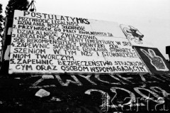 Sierpień 1988, Gdańsk, Polska.
Regionalna Komisja Koordynacyjna NSZZ „Solidarność” wezwała do rozpoczęcia strajku w całym Regionie Gdańskim. 