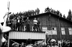 Sierpień 1988, Gdańsk, Polska.
Regionalna Komisja Koordynacyjna NSZZ „Solidarność” wezwała do rozpoczęcia strajku w całym Regionie Gdańskim. 