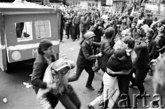 Sierpień 1988, Gdańsk, Polska.
Regionalna Komisja Koordynacyjna NSZZ „Solidarność” wezwała do rozpoczęcia strajku w całym Regionie Gdańskim. 