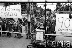 Sierpień 1988, Gdańsk, Polska.
Regionalna Komisja Koordynacyjna NSZZ „Solidarność” wezwała do rozpoczęcia strajku w całym Regionie Gdańskim. 