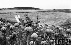 14.08.1983, Zielenice, Polska.
Procesja z chorągwiami kościelnymi z Sanktuarium Matki Bożej Zielenickiej.
Fot. Jerzy Szot, zbiory Ośrodka KARTA