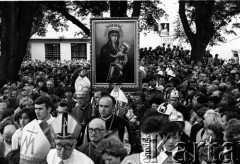 14.08.1983, Zielenice, Polska.
Sanktuarium Matki Bożej Zielenickiej - intronizacja obrazu Matki Bożej Zielenieckiej, której przewodniczy (ks. kard. Franciszek Macharski w głębi, przy obrazie) i ks. bp Stanisław Szymecki. 
Fot. Jerzy Szot, zbiory Ośrodka KARTA