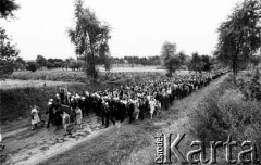 14.08.1983, Zielenice, Polska.
Procesja z obrazem Matki Bożej Zielenickiej.
Fot. Jerzy Szot, zbiory Ośrodka KARTA