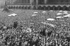 2.06.1983, Kraków, Polska.
Obchody święta Bożego Ciała na Rynku Starego Miasta.
Fot. Jerzy Szot, zbiory Ośrodka KARTA