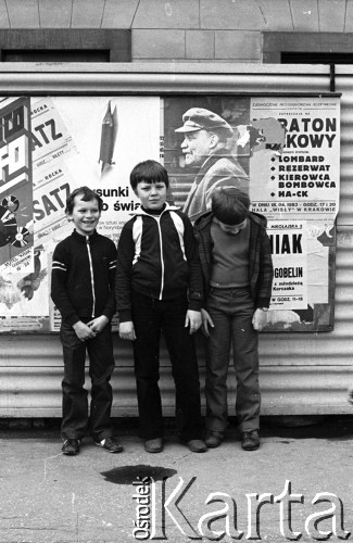 1983, Kraków, Polska.
Chłopcy przy plakacie Lenina.
Fot. Jerzy Szot, zbiory Ośrodka KARTA