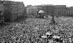 2.06.1983, Kraków, Polska.
Obchody święta Bożego Ciała na Rynku Starego Miasta.
Fot. Jerzy Szot, zbiory Ośrodka KARTA