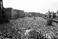 2.06.1983, Kraków, Polska.
Obchody święta Bożego Ciała na Rynku Starego Miasta.
Fot. Jerzy Szot, zbiory Ośrodka KARTA