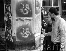 1983, Kraków, Polska.
Para ogląda plakaty propagandowe.
Fot. Jerzy Szot, zbiory Ośrodka KARTA