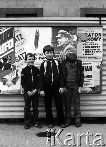 1983, Kraków, Polska.
Chłopcy przy plakacie Lenina.
Fot. Jerzy Szot, zbiory Ośrodka KARTA