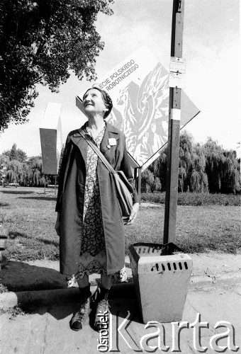 1983, Kraków, Polska.
Staruszka przy tablicy upamiętniającej rocznicę związaną z ruchem robotniczym.
Fot. Jerzy Szot, zbiory Ośrodka KARTA