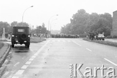 18-19.06.1983, Częstochowa, Polska.
Druga pielgrzymka Jana Pawła II do Polski. Wierni z Gdańska idą ulicą miasta. 
Fot. Jerzy Szot, zbiory Ośrodka KARTA