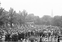 19.06.1983, Częstochowa, Polska.
Druga pielgrzymka Jana Pawła II do Polski. Wierni zgromadzeni w okolicach klasztoru paulinów na Jasnej Górze podczas Mszy św. celebrowanej przez Jana Pawła II.
Fot. Jerzy Szot, zbiory Ośrodka KARTA