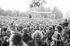 19.06.1983, Częstochowa, Polska.
Druga pielgrzymka Jana Pawła II do Polski. Wierni zgromadzeni w okolicach klasztoru paulinów na Jasnej Górze podczas Mszy św. celebrowanej przez Jana Pawła II.
Fot. Jerzy Szot, zbiory Ośrodka KARTA