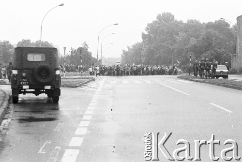 18-19.06.1983, Częstochowa, Polska.
Druga pielgrzymka Jana Pawła II do Polski. Wierni z Gdańska idą ulicą miasta. 
Fot. Jerzy Szot, zbiory Ośrodka KARTA