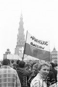 19.06.1983, Częstochowa, Polska.
Druga pielgrzymka Jana Pawła II do Polski. Wierni zgromadzeni przed klasztorem paulinów na Jasnej Górze podczas mszy św. celebrowanej przez Jana Pawła II, widoczny jest transparent z napisem: 