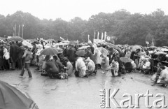 19.06.1983, Częstochowa, Polska.
Druga pielgrzymka Jana Pawła II do Polski. Wierni zgromadzeni w okolicach klasztoru paulinów na Jasnej Górze podczas mszy św. celebrowanej przez Jana Pawła II.
Fot. Jerzy Szot, zbiory Ośrodka KARTA